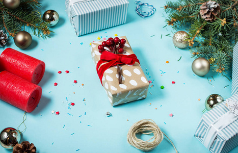 圣诞节背景与装饰和礼物箱子在蓝色板