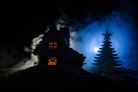 圣诞老人的房子。家乡的弗罗斯特, 圣诞老人, Joulupukki, 和其他传说中的冬季节日英雄。一个舒适的小房子在野生山和森林