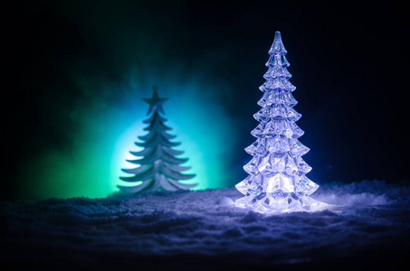 有雪冷杉树的圣诞节背景。雪盖的圣诞树在这白雪覆盖的场面的深蓝色口气明亮地站立了。色调深色背景