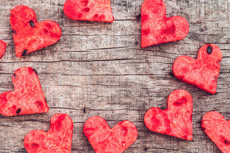 西瓜切成心形.文本空间.平的放置的构成.爱的概念.情人节概念照片
