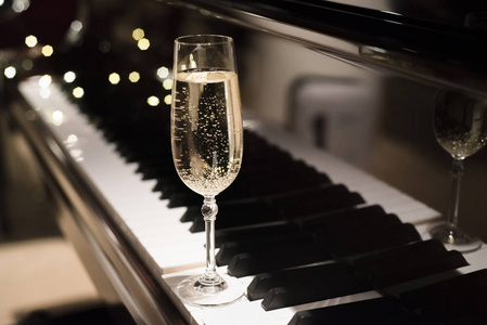 一杯香槟和钢琴照片