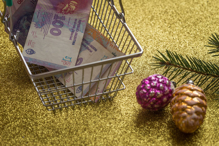 节日概念装饰圣诞树和购物车与阿根廷货币有关的权宜之计