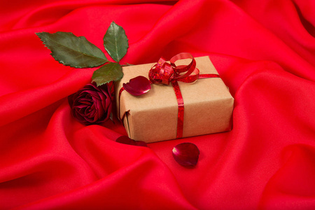 赠送红玫瑰，红缎，百褶