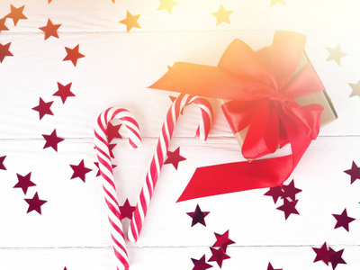 圣诞节糖果藤在白色木背景, 圣诞节装饰红色礼物箱子