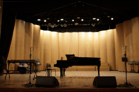 在舞台上的大钢琴照片