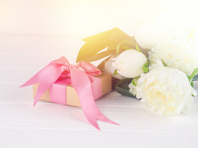 礼品或礼物盒包裹在牛皮纸和妇女花, 礼物为母亲