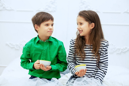 小孩子们在聊天和喝茶.爱的概念照片