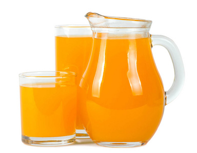橙汁在杯子和水罐
