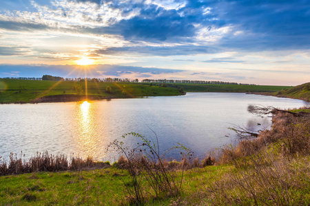俄罗斯湖面上的日落