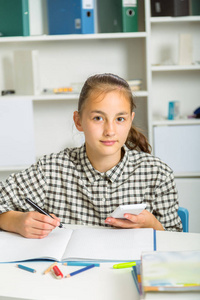 十几岁的女孩准备考试。十几岁的女孩做家庭作业