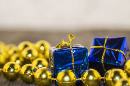 木制底座上有金色珍珠和蓝色包的圣诞装饰