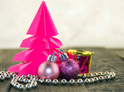 圣诞装饰与折纸圣诞树粉红色和明亮的粉红色球和银珠