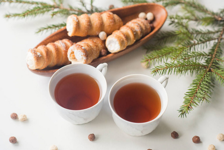 圣诞茶与糕点, 一个分支的绿色云杉, 分散饼干, 蜗牛饼干与蛋白奶油