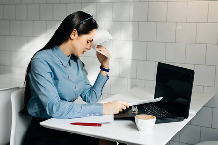 商业成功的商业女性在咖啡馆工作的眼镜, 在一个笔记本电脑, 在咖啡馆
