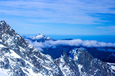 白雪皑皑的群山，白云低