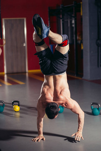 倒立俯卧撑男人锻炼在健身房