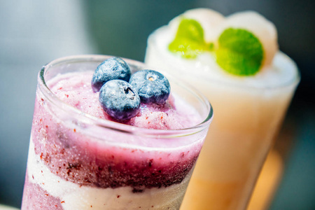 冰镇蓝莓冰沙与酸奶杯在桌上健康食品和饮酒风格
