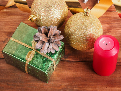 黄色圣诞球, 红色蜡烛和一个绿色的盒子