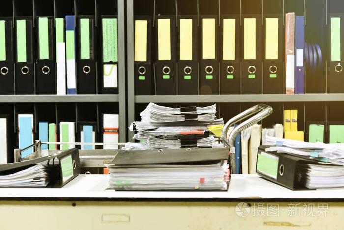 工作努力大量的工作成堆的文件纸和文件文件夹在办公桌上