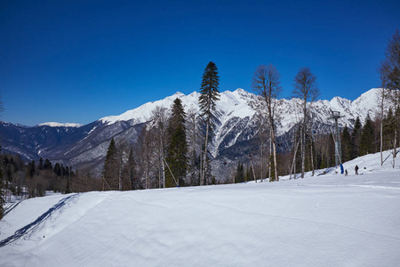 美丽的高加索山风景在冬天度假胜地