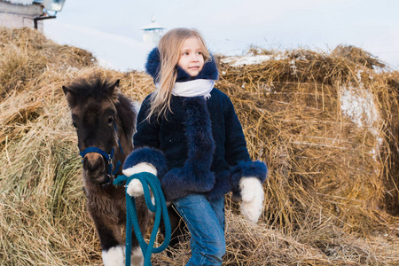 小女孩和小马在冬天