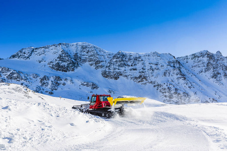 在意大利阿尔卑斯山的滑雪坡和小径。