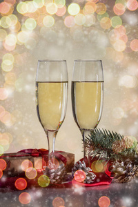 圣诞节和新年的概念。两杯 champagn
