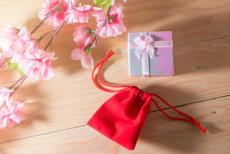 礼品盒和红色礼品袋包裹和梅花圣诞和新年礼物与弓和丝带, 圣诞节框架拳击日背景和横幅