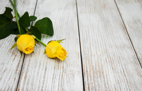 在一张桌子上的黄玫瑰
