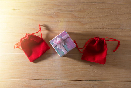 礼品盒和红色礼品袋包裹圣诞节和新年礼物与弓和丝带, 圣诞节框架拳击天背景和横幅