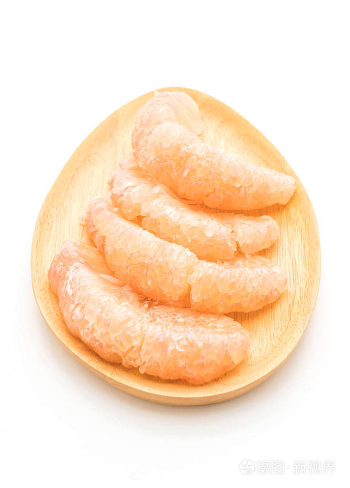 在白色背景上的新鲜柚