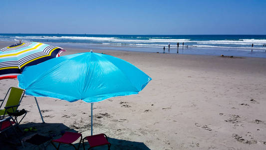 太阳伞在海滩与孩子的玩具在一个晴朗的天
