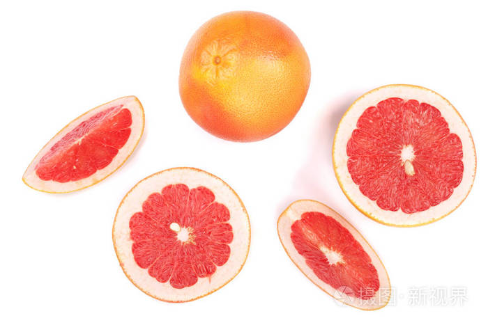 柚子和切片在白色背景上分离。顶部视图。平躺花纹