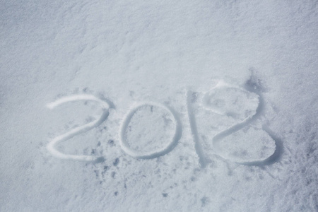 新的年份日期2018写在雪背景上