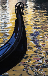 意大利威尼斯运河中建筑物色彩斑斓的抽象反映