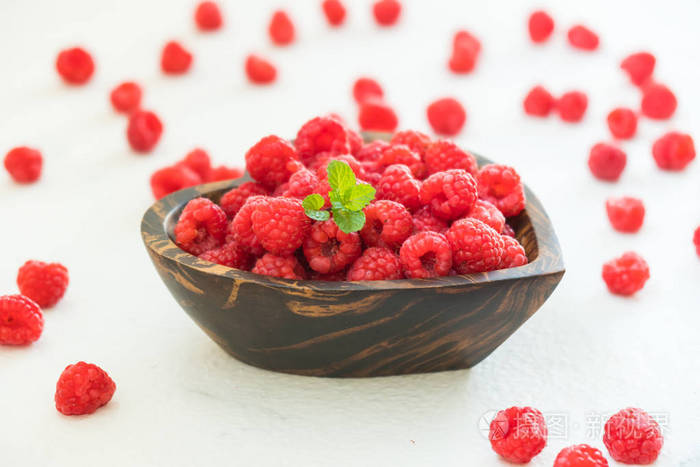 桌上放在木碗里的红莓水果