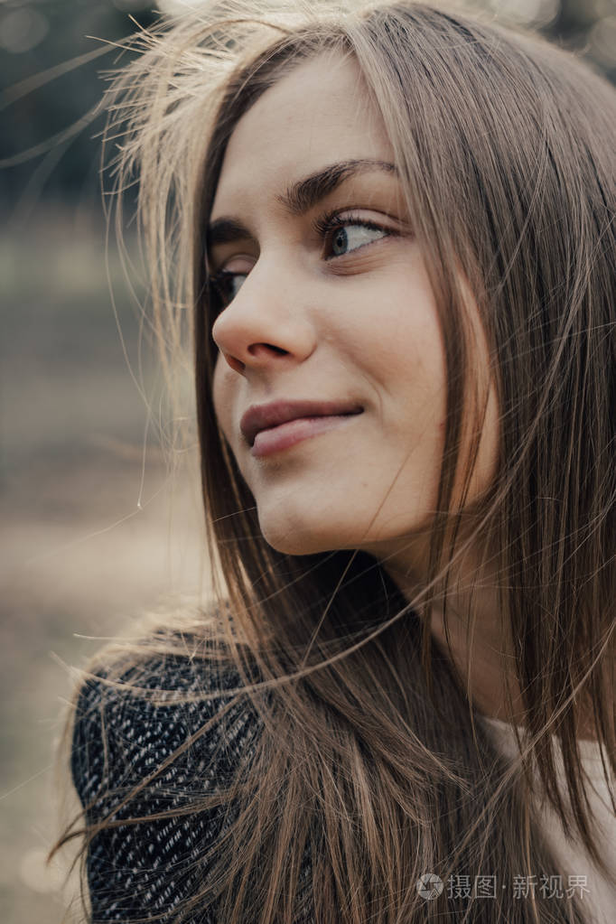 漂亮的年轻女子头照留着长长的金发在户外