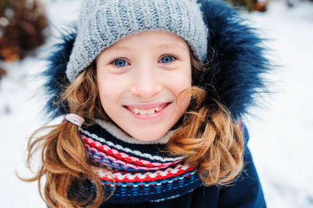冬天的生活方式肖像快乐的女孩玩雪球在后院散步