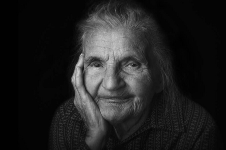 怀旧的老年妇女的肖像。唤起过去