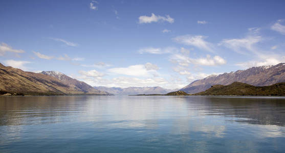 纽西兰皇后镇和格伦罗奇南岛之间瓦卡蒂普湖的蓝色冰川水。