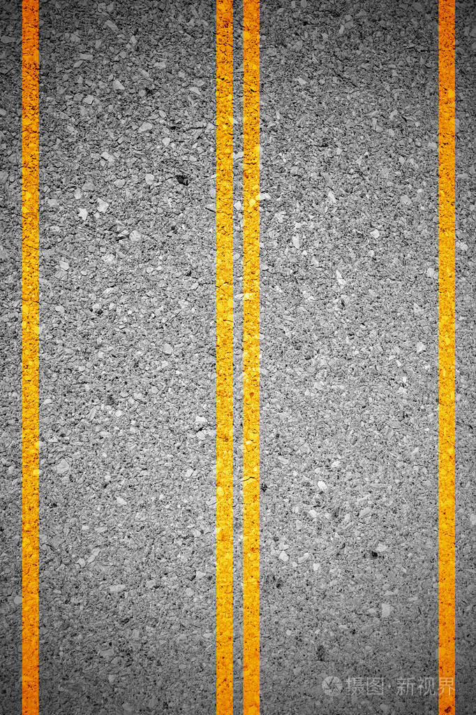 沥青混凝土道路纹理为背景两条车道和两个方向的道路黄色线向前和向后