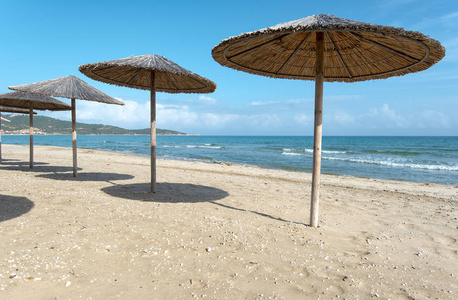 萨尔蒂希腊夏季海滩，没有人，海和沙，空海和海滩背景，带草伞