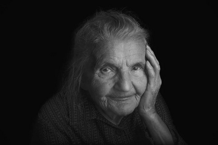悲伤的老年妇女的肖像。梦到过去