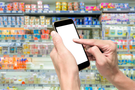 一个在超市使用智能手机进行电子商务的人。