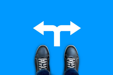 在地板上走图片