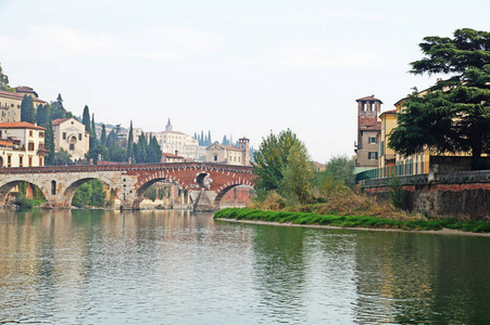 河对岸维罗纳市的景色。 维罗纳的两岸都是由古老的桥梁连接起来的。 中世纪意大利城市在阳光明媚的秋天。