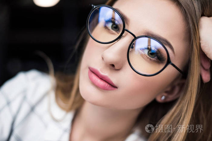 戴眼镜看镜头的美女近照