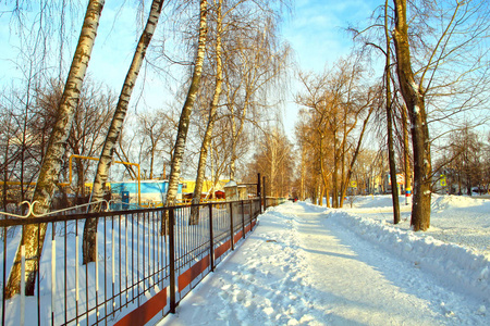 金属栅栏和雪