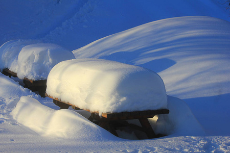 山上长凳上的雪