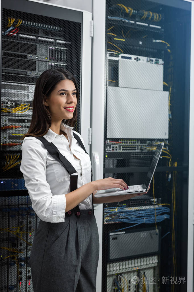 服务器机房内手提电脑技师画像